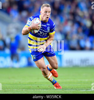 Warrington, Cheshire, UK. 12. Juli, 2019. RFL Rugby League, Warrington Wolves versus Salford Roten Teufel; Jason Clark von Warrington Wolves läuft nach vorne mit dem Ball in offene spielen Credit: Aktion plus Sport/Alamy leben Nachrichten Stockfoto