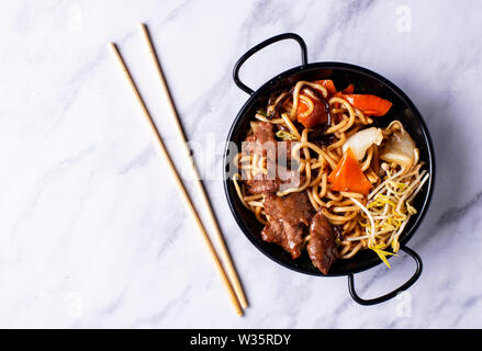 Asiatische Nudeln mit Fleisch und Gemüse Stockfoto