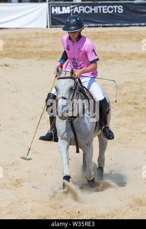 Sandbänke, Poole, Dorset, Großbritannien, 12. Juli 2019. Die Sandpolo britische Beach Polo Meisterschaften erhält unterwegs bei Sandbanks Beach, Poole an einem warmen sonnigen Tag. Der größte Strand Polo Event in der Welt, die zweitägige Veranstaltung findet am Freitag und Samstag statt, die Besucher des Beach Head der Aktion zu sehen. Credit: Carolyn Jenkins/Alamy leben Nachrichten Stockfoto