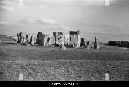 1950er Jahre, historisch, ein Blick über die Salisbury Plain in Wiltshire, zeigt die Sammlung von antiken Steinen, bekannt als Stonehenge, eines der bekanntesten Wahrzeichen Englands. Dieser alte Steinkreis, der etwa 9000 Jahre alt ist, ist älter als die Großen Pyramiden und das Römische Reich. Stockfoto