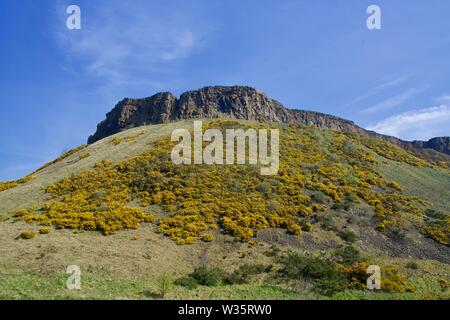 Holyrood Park in Edinburgh unter einem blauen Himmel Stockfoto