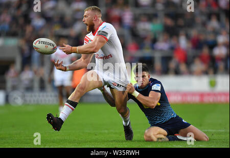 St. Helens' Luke Thompson ist während der Super League Match an der völlig Gottlosen Stadion, St Helens angegangen. Stockfoto