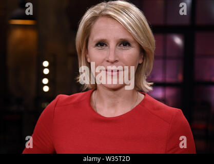 Köln, Deutschland. 12. Juli, 2019. Die Moderatorin Susanne Link ist im Studio nach der Aufnahme der WDR-Talkshow "Kölner Treff". Quelle: Henning Kaiser/dpa/Alamy leben Nachrichten Stockfoto