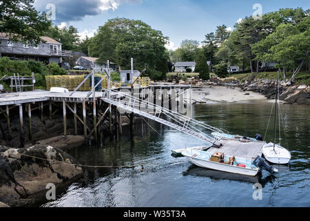 Boote gebunden bis zu einem Hummer Wharf auf fünf Inseln Hafen, Georgetown, Maine. Stockfoto
