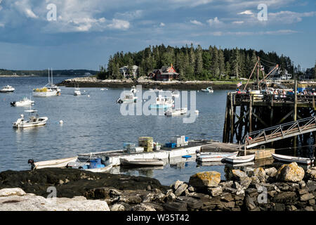 Blick auf fünf Inseln Hafen mit dem Hummer Wharf, Restaurant und Boote in Georgetown, Maine. Stockfoto