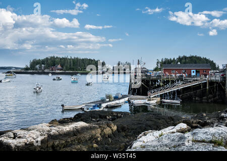 Blick auf fünf Inseln Hafen mit dem Hummer Wharf, Restaurant und Boote in Georgetown, Maine. Stockfoto