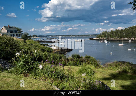 Blick auf fünf Inseln Hafen mit Häusern und Booten in Georgetown, Maine. Stockfoto