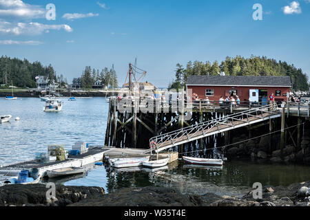 Blick auf fünf Inseln Hafen mit dem Hummer Wharf, Restaurant und Boote in Georgetown, Maine. Stockfoto