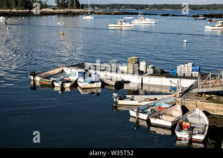 Blick auf fünf Inseln Hafen mit Hummer Boote in Georgetown, Maine. Stockfoto