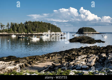 Blick auf fünf Inseln Hafen mit angelegten Boote in Georgetown, Maine. Stockfoto