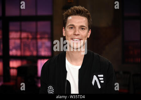 Köln, Deutschland. 12. Juli, 2019. Der Musiker Felix Jaehn steht im Studio nach der Aufnahme der WDR-Talkshow "Kölner Treff". Quelle: Henning Kaiser/dpa/Alamy leben Nachrichten Stockfoto