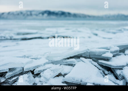 Risse in Scherben von Eis am Ufer des zugefrorenen Utah Lake, USA Stockfoto