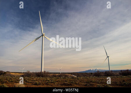 Windenergieanlagen auf einem hohen Elevation prairie Landschaft mit Bergen in der Ferne. Stockfoto
