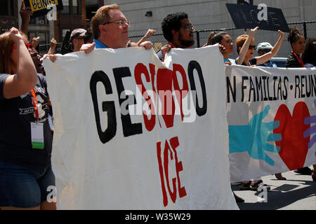 Philadelphia, PA, USA - 12. Juli 2019: Hunderttausende auf die Straße, von Philadelphia Ende internierungslager an der US-mexikanischen Grenze zu verlangen. Stockfoto