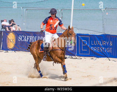 Sandbänke, Poole, Dorset, Großbritannien, 12. Juli 2019. Die Sandpolo britische Beach Polo Meisterschaften erhält unterwegs bei Sandbanks Beach, Poole an einem warmen sonnigen Tag. Der größte Strand Polo Event in der Welt, die zweitägige Veranstaltung findet am Freitag und Samstag statt, die Besucher des Beach Head der Aktion zu sehen. Credit: Carolyn Jenkins/Alamy leben Nachrichten Stockfoto