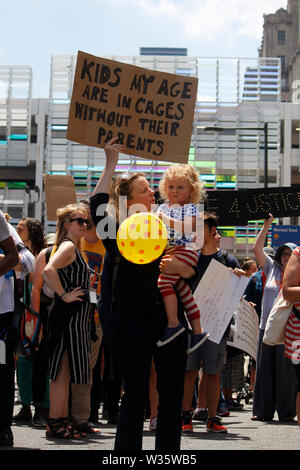 Philadelphia, PA, USA - 12. Juli 2019: Hunderttausende auf die Straße, von Philadelphia Ende internierungslager an der US-mexikanischen Grenze zu verlangen. Stockfoto