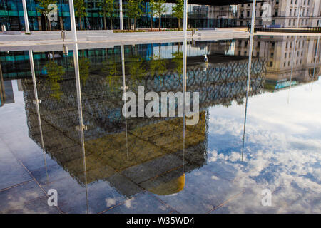 Relfection der Bibliothek von Birmingham im Centenary Square Wasserspiel. Stockfoto