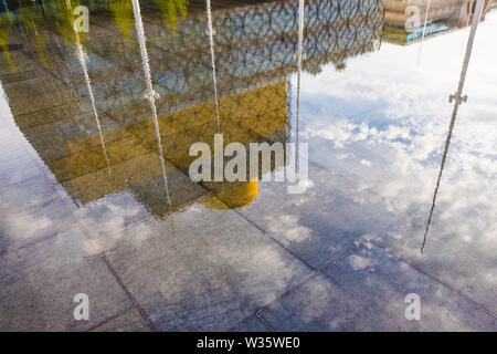 Relfection der Bibliothek von Birmingham im Centenary Square Wasserspiel. Stockfoto