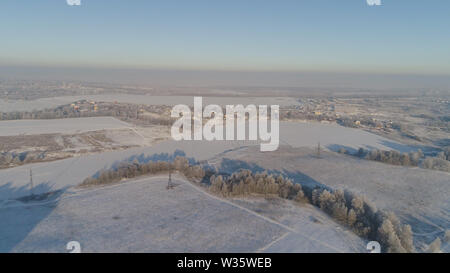 Luftaufnahme Landschaft im Winter schneebedeckten Feld und Bäume in der Landschaft. Winter in die Landschaft. Schneebedeckte Felder und Bäume im Winter Stockfoto