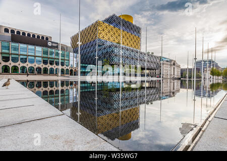 Birmingham New Centenary Square und Gebäude der Bibliothek Stockfoto