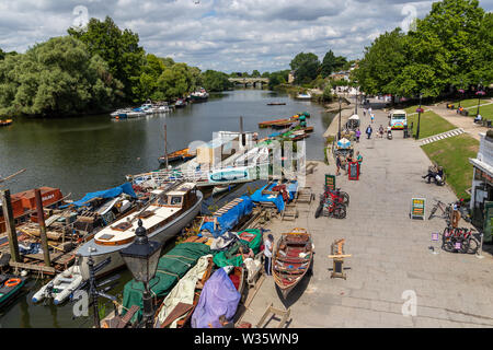 RICHMOND, Großbritannien - 02. JULI 2019: Szenische Ansicht von Richmond Riverside Von der Richmond Brücke Stockfoto