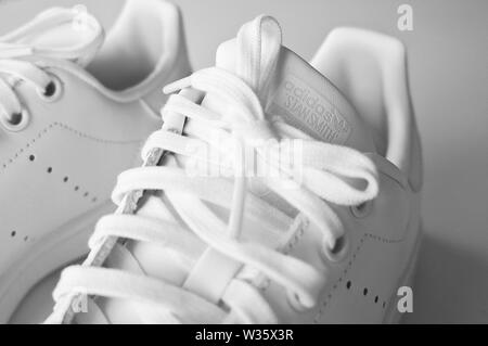 Alicante, Spanien - 19. Oktober 2018: Paar weiße Adidas Sneaker Stan Smith Stockfoto