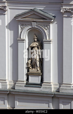 ZAGREB, KROATIEN - 21. MÄRZ 2014: die Heilige Katharina von Alexandria Statue auf der Fassade der St. Catherine Kirche in Zagreb Stockfoto