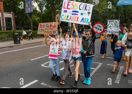 London, Großbritannien. 12. Juli 2019. Kinder marschieren hinter dem V&A Museum Of Childhood auf dem Aussterben Rebellion East London März von Bethnal Green Hackney hinter einem Banner "Die Luft, die wir trauern', fordert eine schnelle Beendigung der Nutzung fossiler Brennstoffe. Sowie die Klimakrise, Kohle, Benzin und Heizöl der Luft mit den giftigen Chemikalien und Partikel, die Lungenerkrankungen führen und führen zu Tausenden von frühen Todesfälle in London verschmutzen. Der März zu einer "Versammlung der Kinder war ein Teil der East London Aufstand Wochenende des Spiels, Protest und Bildung. Peter Marshall / alamy Leben Nachrichten Stockfoto