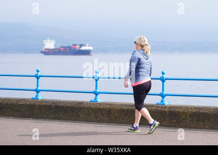 Greenock, Inverclyde/Schottland - 11.Juli 2019: Frau mit gesunden, aktiven Lebensstil im Sea coast Esplanade Pfad Stockfoto