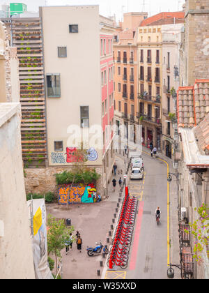 Barcelona, Spanien - Mai 2019. Blick von der Dachterrasse eines alten Straße des Gotischen Viertels von Barcelona, Katalonien. Es ist das Zentrum der Altstadt von Barcelona Stockfoto