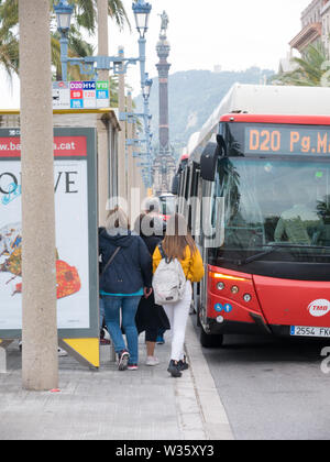 Barcelona, Spanien - Mai 2019. Die Leute in den Bus in der Nähe von Strand von Barcelona Stockfoto
