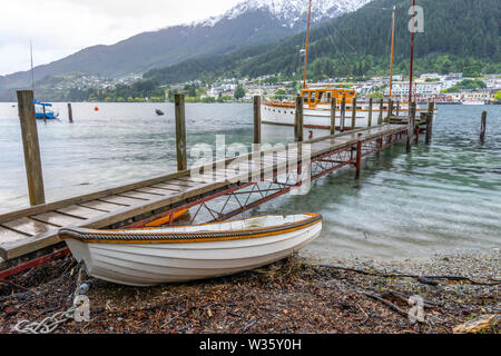 Holz- Boot am Steg am Lake Wanaka, Queenstown, Südinsel, Neuseeland Stockfoto