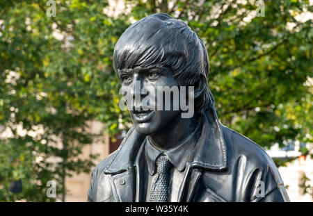 George Harrison von den Beatles, eine Statue von Andrew Edwards in Liverpool, England Stockfoto