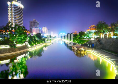 August 17, 2015. Xian, China. Die Lichter der Stadt Xian reflektiert der Gewässer in den Wassergraben außerhalb der Stadtmauer am Südtor in Sha Stockfoto