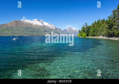 Die schneebedeckten Berge am Ufer des Lake Wakatipu in der Nähe von Queensland, South Island, Neuseeland Stockfoto