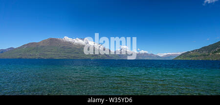 Die schneebedeckten Berge am Ufer des Lake Wakatipu in der Nähe von Queensland, South Island, Neuseeland Stockfoto