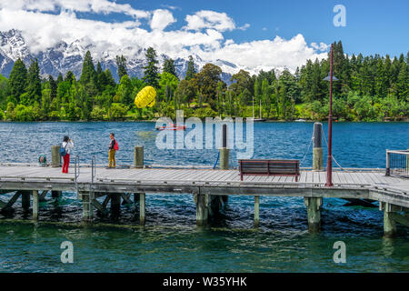 Queenstown Wharf am Ufer des Lake Wakatipu mit Bergen im Hintergrund, Queenstown, Südinsel Neuseeland Stockfoto