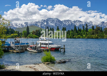 Queenstown Wharf am Ufer des Lake Wakatipu mit Bergen im Hintergrund, Queenstown, Südinsel Neuseeland Stockfoto