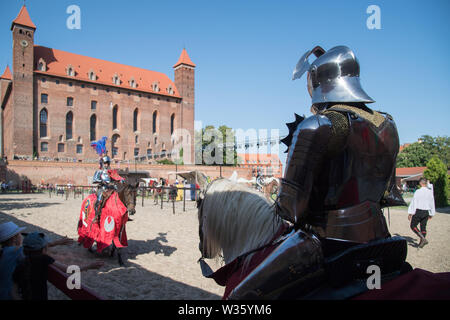 Reihenfolge der Halbmond Ritter Tobias Capwell in turnierenden während der Xxviii Miedzynarodowy Turniej Rycerski Krola Jana III (das Turnier von König John Stockfoto