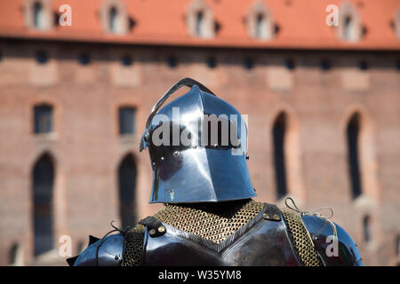 Reihenfolge der Halbmond Ritter Tobias Capwell in turnierenden während der Xxviii Miedzynarodowy Turniej Rycerski Krola Jana III (das Turnier von König John Stockfoto