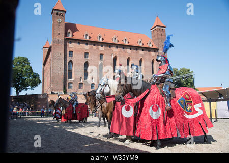 Reihenfolge der Halbmond Ritter Jeffrey Hedgecock, Tobias Capwell und Steve Mallett in turnierenden während der Xxviii Miedzynarodowy Turniej Rycerski Krola Stockfoto