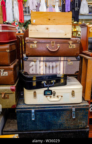 Ein Stapel alter und vintage Koffer, Steamer Trunks und Holzkisten auf Anzeige zum Verkauf an der Nächstenliebe Recycling center Stockfoto