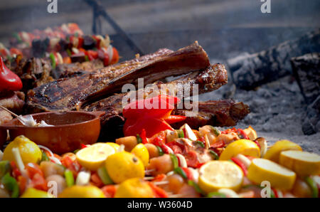 Traditionelle Argentinischer Grill. Große stück fleisch und gemüse Spieße auf dem Grill. Stockfoto