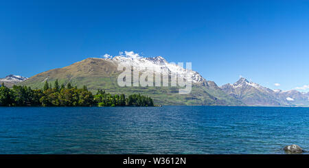 Die schneebedeckten Berge am Ufer des Lake Wakatipu in der Nähe von Queensland, South Island, Neuseeland Stockfoto