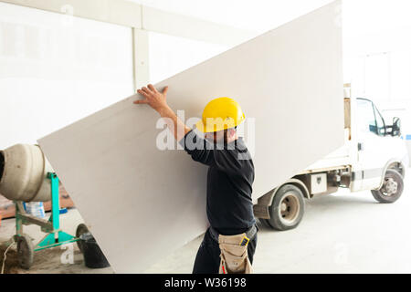 Arbeiter bei der Arbeit in den Bau eines Gipskartonplatten Wand. Stockfoto