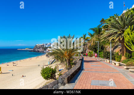 Strand in Morro del Jable Stadt (Morro Jable) Strand auf Fuerteventura, Kanarische Inseln, Spanien. Eine der besten Strand auf den Kanaren. Fein gelb s Stockfoto