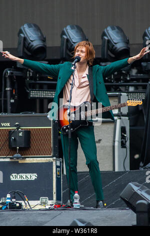 Mailand Italien. 12. Juli 2019. Die englische Rockband DIE AMAZONEN führt live auf der Bühne im Stadio San Siro Eröffnung der Show von Muse. Stockfoto