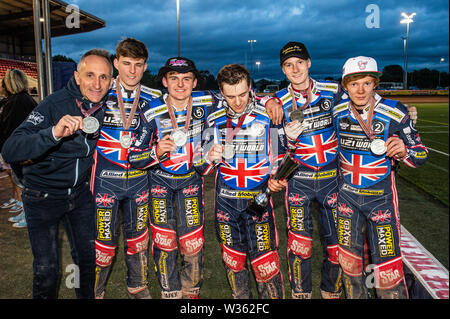 Manchester, Großbritannien. 12. Juli, 2019. MANCHESTER, UK 13. Juli Team GB mit ihren silbernen Medaillen während der FIM Speedway Team U-21 Weltmeisterschaft an den Nationalen Speedway Stadion, Manchester am Samstag, dem 13. Juli 2019 (Quelle: Ian Charles | MI Nachrichten) Credit: MI Nachrichten & Sport/Alamy leben Nachrichten Stockfoto