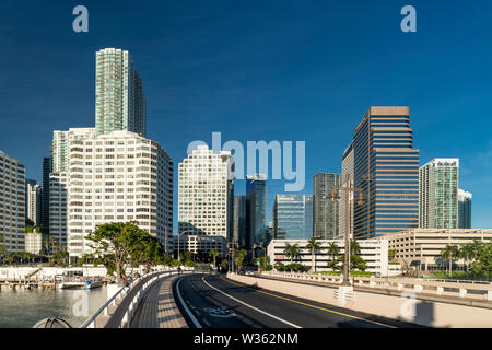 BRICKELL KEY DRIVE Brickell Avenue Skyline von Downtown Miami Florida USA Stockfoto