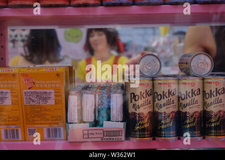 Japanische Produkte auf Verkauf in Pop-up-shop mit Frau unscharf im Hintergrund Stockfoto